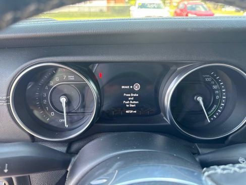 Used 2021 Jeep Wrangler Unlimited Sahara w/ Cold Weather Group AWD/4WD image 16