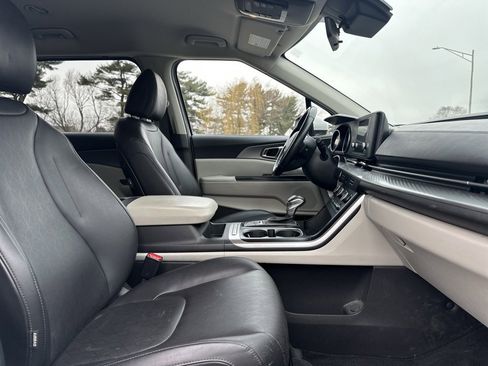 Used 2022 Kia Carnival LX image 23