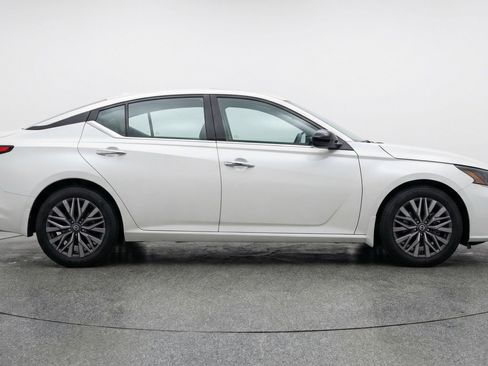 Used 2025 Nissan Altima 2.5 SV FWD image 11