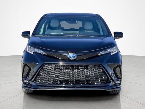 Used 2025 Toyota Sienna XSE image 8