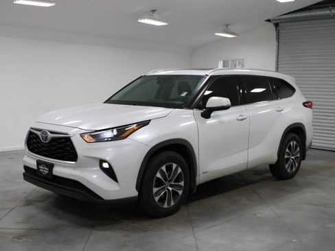 Used 2022 Toyota Highlander XLE image 4