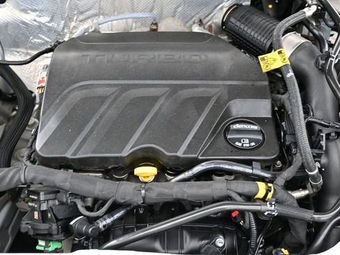 Used 2024 Chevrolet Trax RS FWD image 39