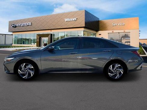 New 2025 Hyundai Elantra SEL FWD image 3