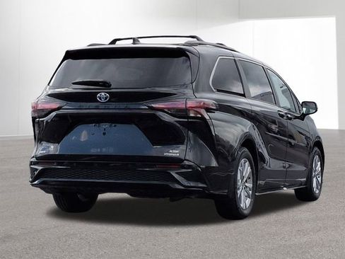Used 2023 Toyota Sienna XSE w/ XSE Plus Package AWD/4WD image 6