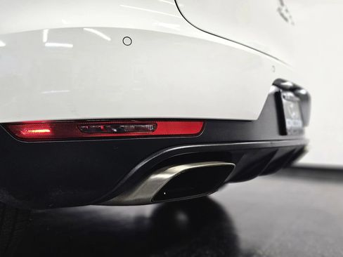 Used 2018 Porsche Macan Sport Edition AWD/4WD image 32