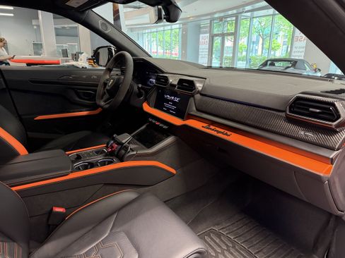 Used 2025 Lamborghini Urus SE AWD/4WD image 17