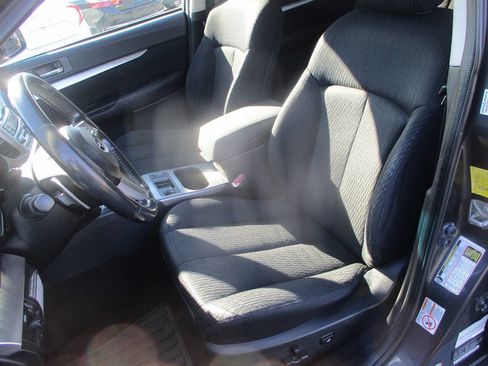 Used 2011 Subaru Outback 2.5i Premium image 6