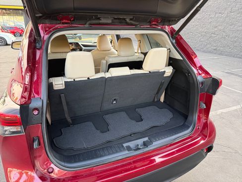 Used 2021 Toyota Highlander XLE image 23