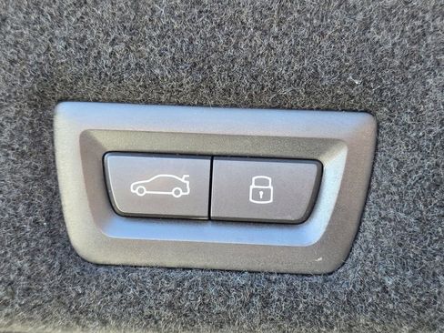 Used 2023 BMW 740i image 29