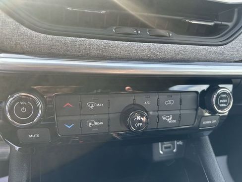 Used 2023 Jeep Compass Latitude AWD/4WD image 18