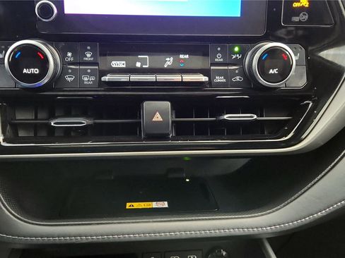 Used 2023 Toyota Highlander XLE AWD/4WD image 32