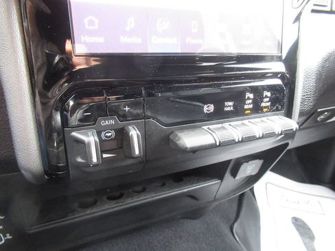 Used 2025 RAM 2500 Laramie AWD/4WD image 36