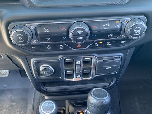 Used 2020 Jeep Gladiator Overland image 22