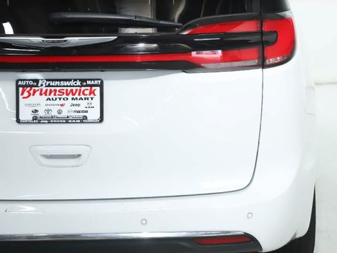 Used 2023 Chrysler Pacifica Touring-L FWD image 42