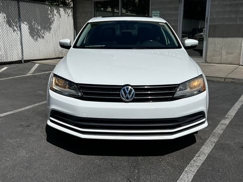 Used 2017 Volkswagen Jetta SE FWD image 2