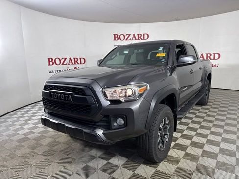 Used 2017 Toyota Tacoma TRD Off-Road image 4