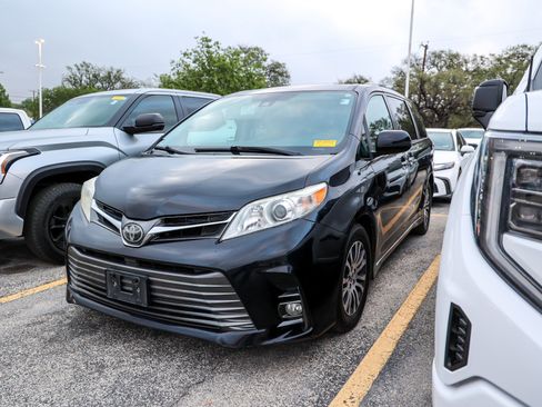 Used 2019 Toyota Sienna XLE image 1