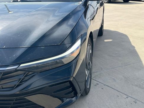 Used 2025 Hyundai Elantra Limited image 4