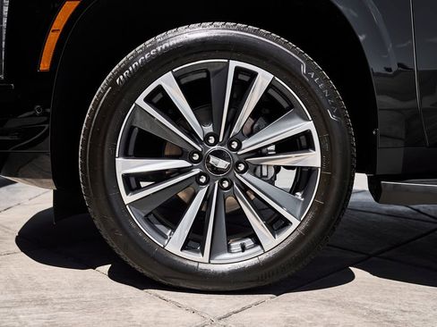 Used 2025 Cadillac Escalade ESV Sport AWD/4WD image 3