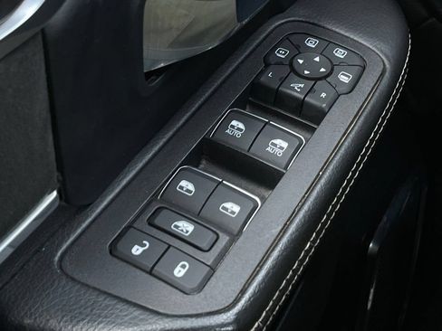 Used 2025 RAM 2500 Laramie AWD/4WD image 11