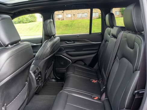 Used 2024 Jeep Grand Cherokee Limited w/ Luxury Tech Group II AWD/4WD image 32