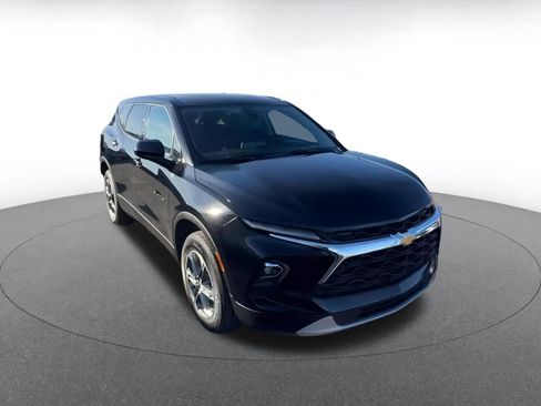 Used 2025 Chevrolet Blazer LT image 3