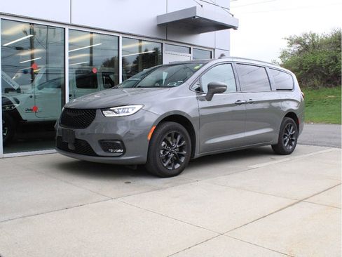 Used 2021 Chrysler Pacifica Touring-L w/ Premium & Safety Sphere Group image 3