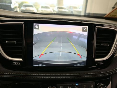 Used 2024 Chrysler Pacifica Limited w/ S Appearance Package image 23