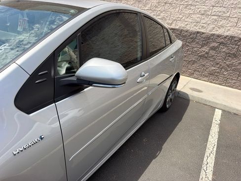 Used 2022 Toyota Prius Limited FWD image 3