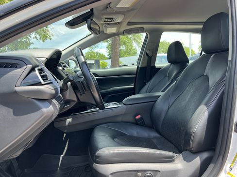Used 2018 Toyota Camry XSE FWD image 16