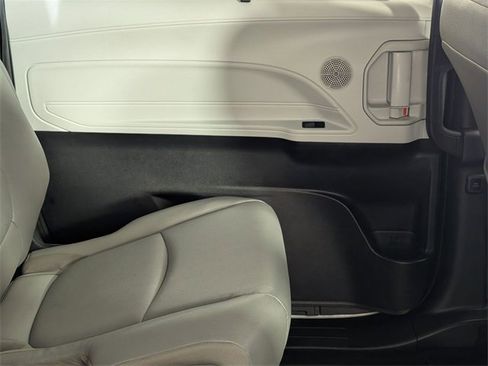 Used 2025 Toyota Sienna XLE image 32