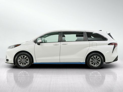 Used 2021 Toyota Sienna LE AWD/4WD image 2