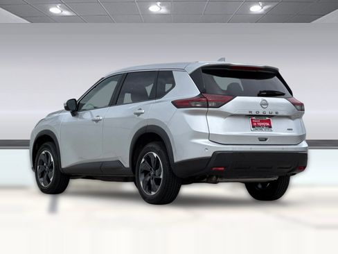 Used 2025 Nissan Rogue SV AWD/4WD image 3