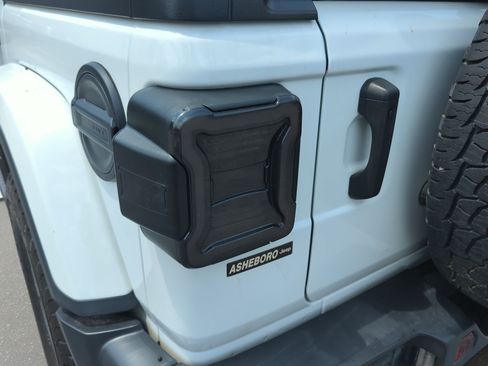 Used 2021 Jeep Wrangler Unlimited Sahara AWD/4WD image 31
