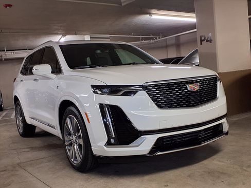 Used 2025 Cadillac XT6 Premium Luxury image 3