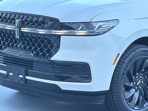 New 2026 Lincoln Navigator L Reserve w/ Jet Appearance Package AWD/4WD image 2