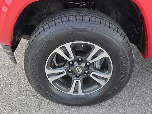 Used 2019 Toyota Tacoma TRD Sport image 7