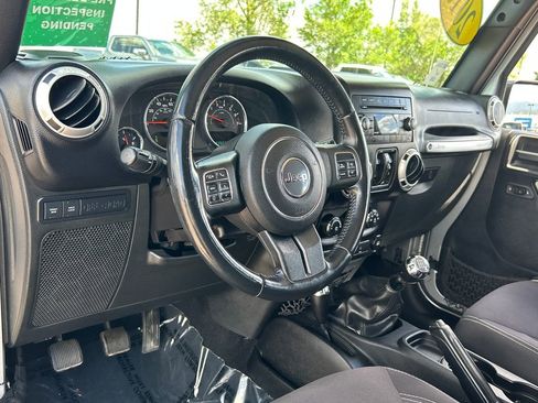 Used 2015 Jeep Wrangler Unlimited Rubicon w/ Connectivity Group AWD/4WD image 6
