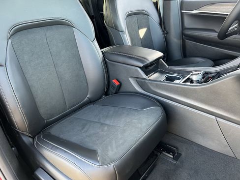 New 2026 Jeep Grand Cherokee Altitude image 7