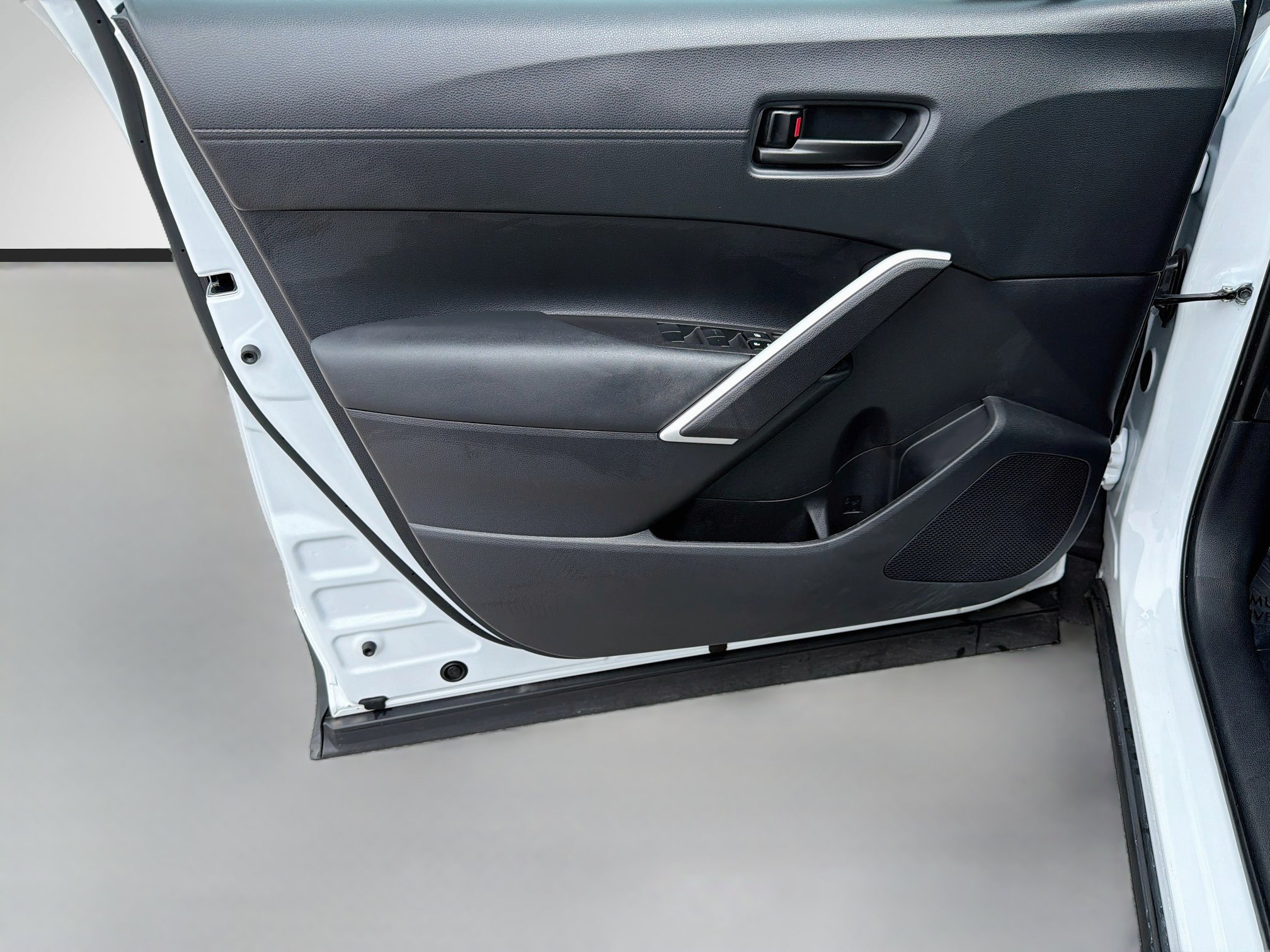 Used 2025 Toyota Corolla Cross LE FWD image 20