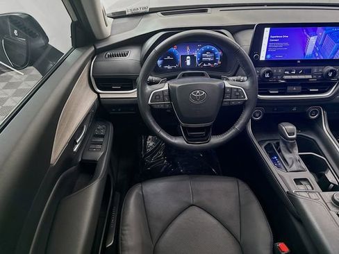 Used 2024 Toyota Grand Highlander AWD image 23
