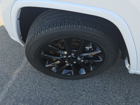 Used 2021 Jeep Grand Cherokee Laredo X image 3