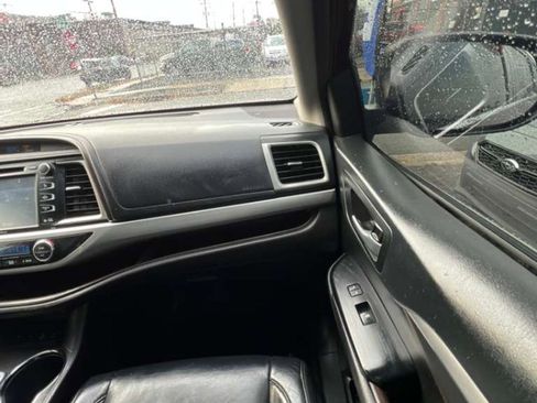 Used 2018 Toyota Highlander XLE image 25