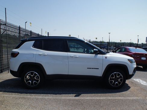 Used 2025 Jeep Compass Trailhawk AWD/4WD image 5