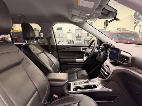 Used 2023 Ford Explorer XLT w/ Equipment Group 202A AWD/4WD image 31