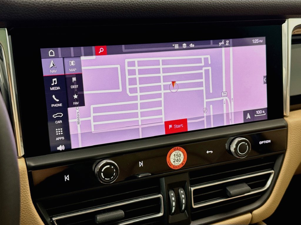Certified 2025 Porsche Macan AWD/4WD image 19