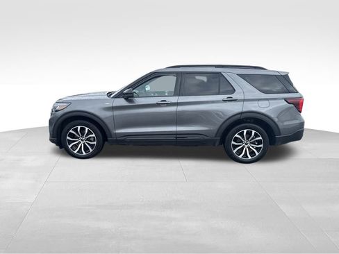 Used 2025 Ford Explorer ST-Line image 2