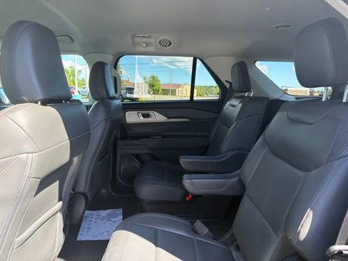 Certified 2025 Ford Explorer Active w/ Active Comfort Package AWD/4WD image 8