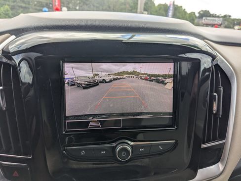 Used 2022 Chevrolet Traverse LS FWD image 16