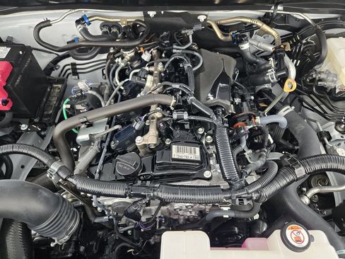 Used 2025 Toyota Tacoma SR5 AWD/4WD image 36